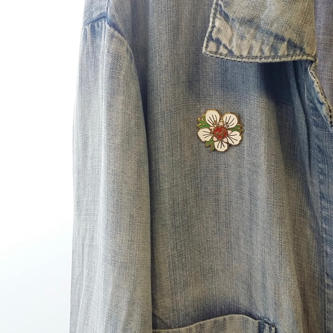 Manuka Flower Enamel Pin