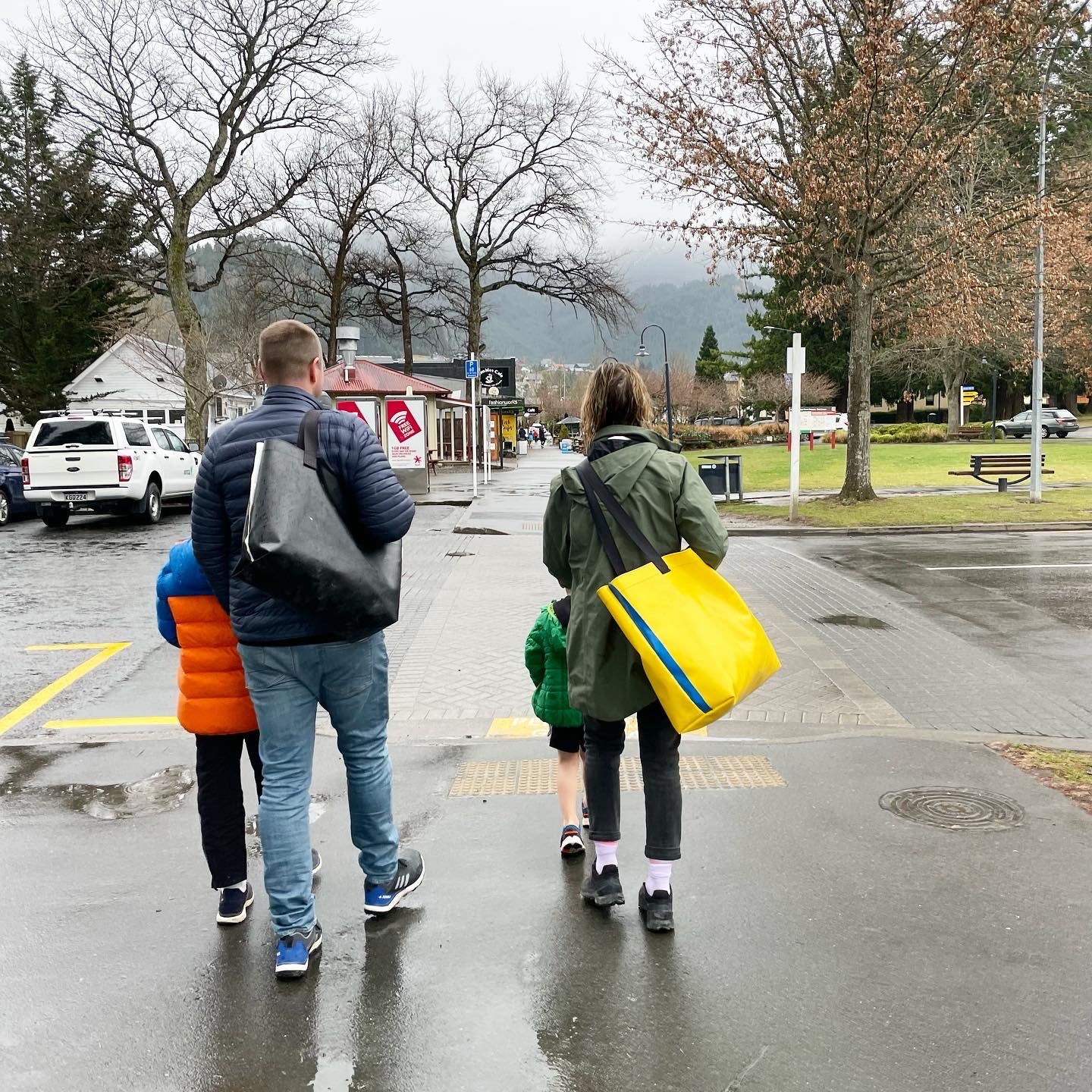 ENCORE Bag - Daily Do-Gooder. Red with green trim